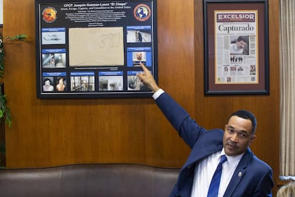 Ray Donovan muestra la camiseta de El Chapo, enmarcada en su despacho.