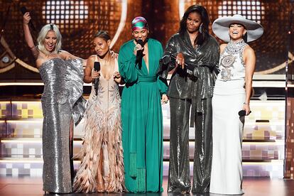 Michelle Obama sorprendió inaugurando la ceremonia junto a Lady Gaga, Jada Pinkett Smith, Alicia Keys, presentadora de la gala, y Jennifer Lopez.