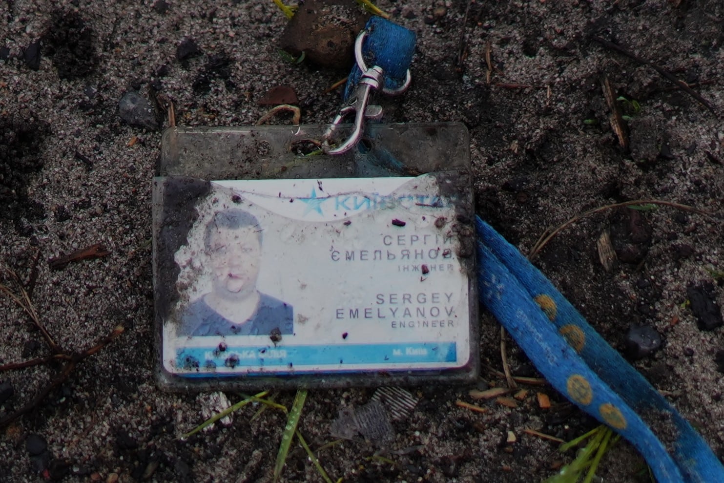 Acreditación profesional de Sergey Emelyanov abandonada junto al cadáver.