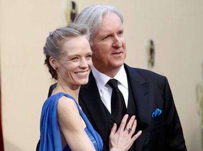 James Cameron, candidato a mejor director por <i>Avatar,</i> y su esposa, Suzy Amis, llegan a la ceremonia de los Oscar.