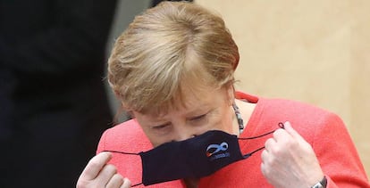 La canciller alemana, Angela Merkel, antes de pronunciar un discurso en el Parlamento alemán, en Berlín.