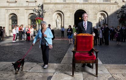 Una senyora que passejava un gos a la plaça Sant Jaume va voler sortir a la foto al costat de Xavier Trias.