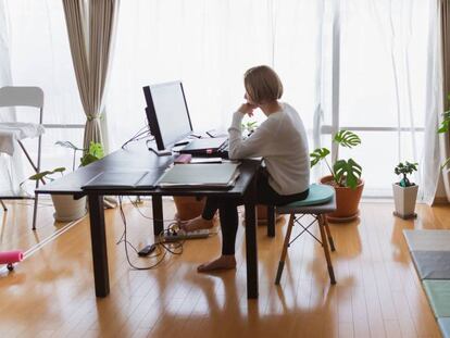 Una mujer teletrabajando desde su domicilio.