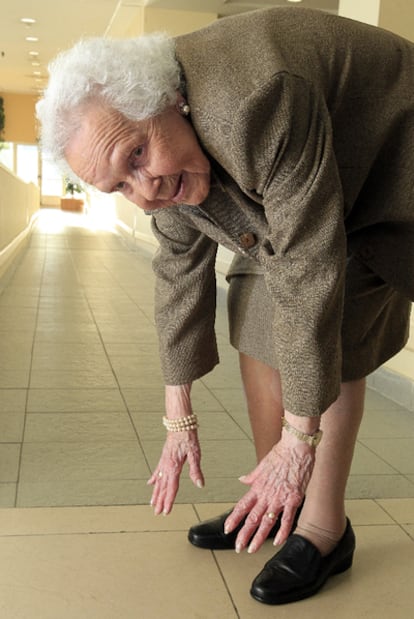 Leoncia González, aged 101, shows off her flexibility.