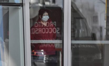 Un paciente infectado por el virus permanece en cuarentena en el hospital Schiavonia, en Padua (Italia).