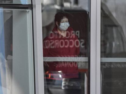 Un paciente infectado por el virus permanece en cuarentena en el hospital Schiavonia, en Padua (Italia).