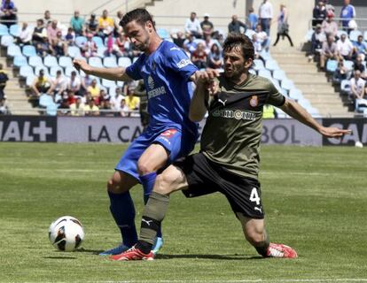 Alvaro Vázquez protege la pelota ante Víctor Sánchez