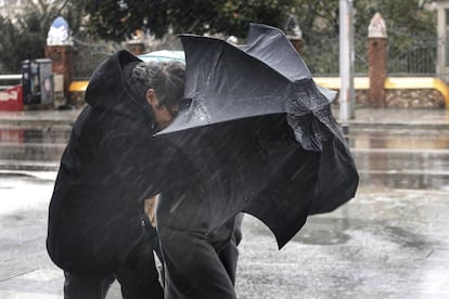 Dos intrèpids vianants avancen contra l'enemic, Glòria, escudats rere un paraigües en situació límit.