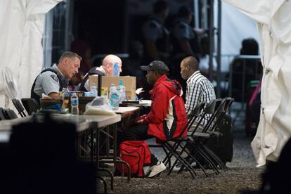 Refugiados arrestados por la policía canadiense tras haber cruzado la frontera con Estados Unidos, cerca de Hemmingford, Quebec, el pasado agosto.