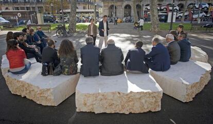 Giuliana Racco y Matteo Guidi, de pie, junto a su obra &#039;The Artist and the Stone&#039;, instalada en la Plaza Palau de Barcelona.