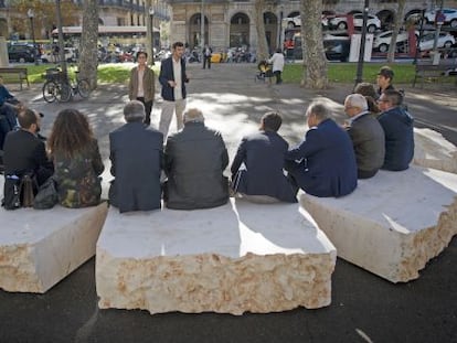 Giuliana Racco y Matteo Guidi, de pie, junto a su obra &#039;The Artist and the Stone&#039;, instalada en la Plaza Palau de Barcelona.