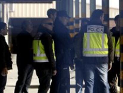 Agentes de la Policía Nacional y ciudadanos chinos durante el registro a negocios en el polígono industrial Cobo Calleja