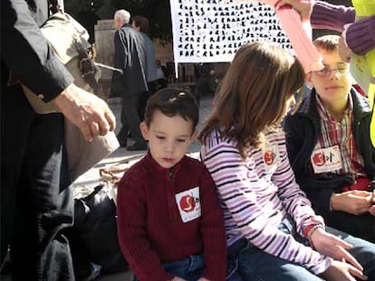 Participantes en el día mundial por las víctimas de siniestros viarios, ayer en Valencia.