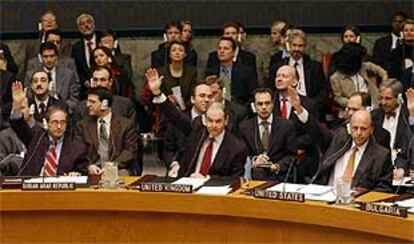 Los embajadores del Consejo de Seguridad de la ONU, incluido el sirio, aprueban por unanimidad la resolución 1.441 sobre las inspecciones en Irak.
