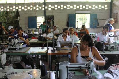 Trabajadores de un programa temporal de apoyo al ingreso en El Salvador.