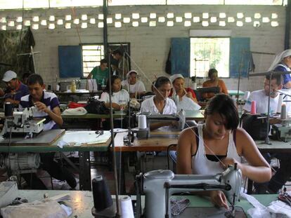 Trabajadores de un programa temporal de apoyo al ingreso en El Salvador.