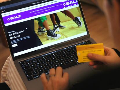 Una mujer realiza compras por internet desde su domicilio en Madrid.