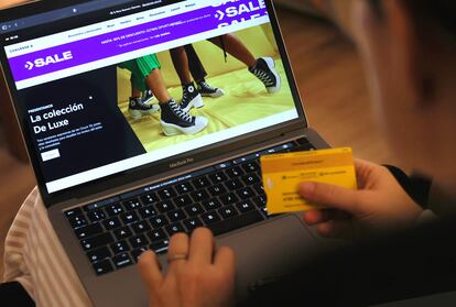 Una mujer realiza compras por internet desde su domicilio en Madrid.