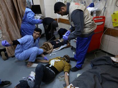 Médicos del hospital de Al Aqsa, en el centro de la franja de Gaza, atienden a varios heridos tras un bombardeo israelí, el 30 de diciembre.