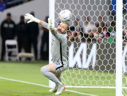 Andrew Redmayne, portero de Australia, intenta parar un penalti peruano.