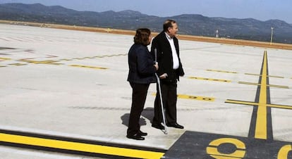 Dos visitantes en la pista del aeropuerto de Castellón en una jornada de puertas abiertas.