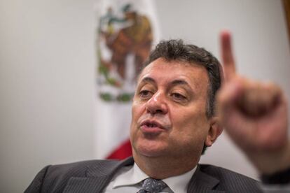 El cónsul Carlos García de Alba, durante la entrevista en Los Ángeles.