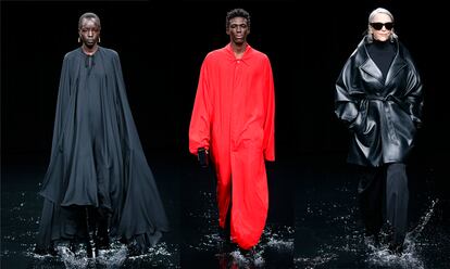 Tres modelos de Balenciaga durante el desfile en París. / ESTROP (GETTY)