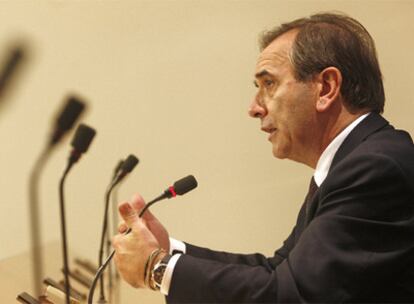 José Antonio Alonso, durante una rueda de prensa en el Congreso.