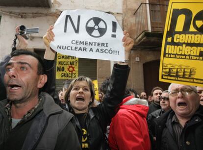 Protestas ante el Ayuntamiento de Ascó contra la instalación del almacén nuclear.