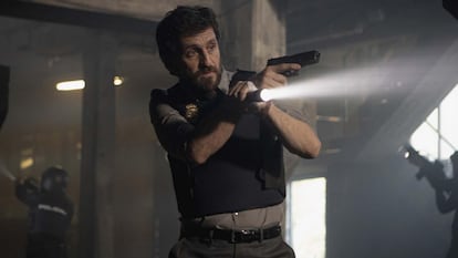 Raúl Arévalo protagoniza 'Santo', una serie policiaca que combina acción, drama psicológico y elementos de terror.