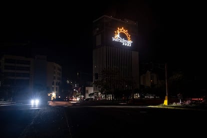 Un anuncio de la empresa Windmar Home, dedicada a la distribución de energía solar, durante la madrugada del jueves en San Juan.