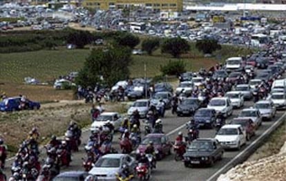 Salida de vehículos del circuito de Cheste en dirección a Valencia, ayer, al término de las pruebas del mundial de motociclismo.