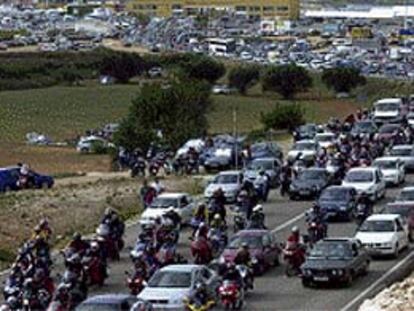 Salida de vehículos del circuito de Cheste en dirección a Valencia, ayer, al término de las pruebas del mundial de motociclismo.