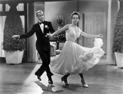 Leslie Caron baila junto a Fred Astaire en 1955.