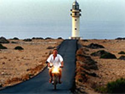 La carretera que lleva al faro del cabo de Barbaria, al suroeste de la isla de Formentera, fue una de las localizaciones donde se rodaron escenas de la película 'Lucía y el sexo', del director Julio Medem.