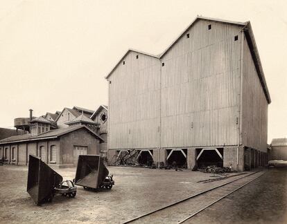 Cámaras de plomo de la antigua Real Compañía Asturiana de Minas, hacia 1853.