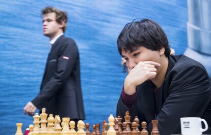 Wesley So, con Carlsen al fondo, en el torneo de Wijk aan Zee