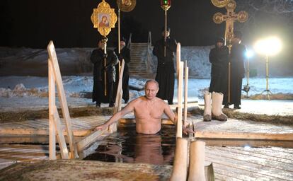 Putin celebra la Epifanía ortodoxa, en enero, en el río Tver.
