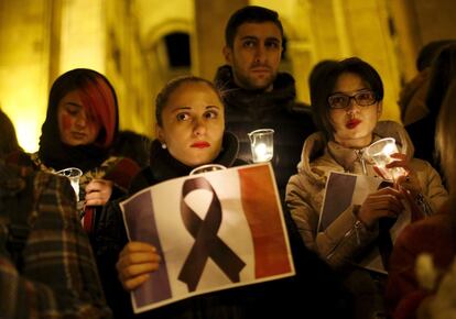 Velas y lazos negros en Tiblisi (Georgia).