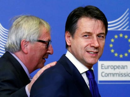 El primer ministro italiano, Giuseppe Conte, junto a Jean-Claude Juncker.