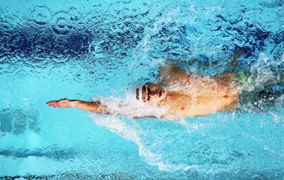 Adán Telegdy, de Hungría, compite durante los 200m espalda en el día seis del campeonato europeo Glasgow 2018 en el centro de natación internacional de Tollcross