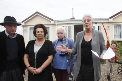 Vanessa Redgrave, ayer con habitantes del asentamiento gitano de Dale Farm.