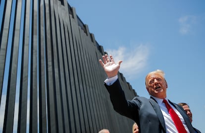 Donald Trump, saluda mientras recorre una sección del muro fronterizo entre Estados Unidos y México construido en San Luis, Arizona, Estados Unidos, en junio de 2020.