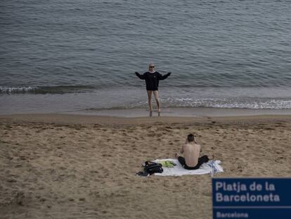 Una pareja ayer en la playa de la Barceloneta