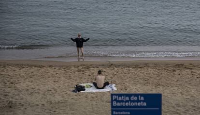 Una pareja ayer en la playa de la Barceloneta