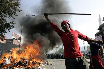 En los últimos 16 días se han producido masivas protestas en las calles de Nepal y una huelga general convocada por la oposición, pidiendo la restauración de la democracia. Desde que comenzaron las protestas, los manifestantes han pasado por alto los sucesivos alto el fuego decretados por el rey, creando un clima de violencia que se ha cobrado la vida de al menos 14 personas.