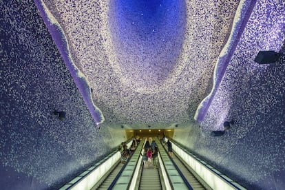 En Nápoles, la definición de arte 'underground' es literal: muchas de las estaciones de su red de metro están diseñadas o decoradas por artistas de fama internacional. En la estación de Vanvitelli están las luces de neón de Mario Merz; en Salvator Rosa una ingeniosa instalación de Perino & Vele, mientras que la parada de Materdei acoge los murales tecnicolor de Sol LeWitt. Además, las fotografías de los mejores autores italianos decoran la estación de Museo y en la de Dante encontraremos una inquietante instalación de zapatos de Jannis Kounellis. La mayoría de ellas pertenecen a la línea 1 –en la foto, intervención del diseñador y arquitecto catalán Óscar Tusquets, en colaboración con el director teatral y artista visual Robert Wilson, en la estación de Toledo– y existen circuitos organizados para recorrer las más destacadas que se pueden consultar y reservar en www.metro.na.it.