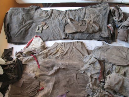Camisetas, sandalias y otras prendas exhumadas en Totos (Ayacucho).
