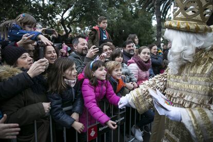 Los reyes recogen cartas de los niños que les esperaban, en Barcelona.