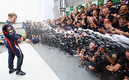 Vettel celebra junto a su equipo el triunfo.